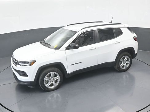 Used 2023 Jeep Compass Latitude image 11