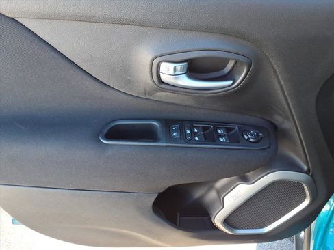 Used 2021 Jeep Renegade Latitude w/ Luxury Group II image 9