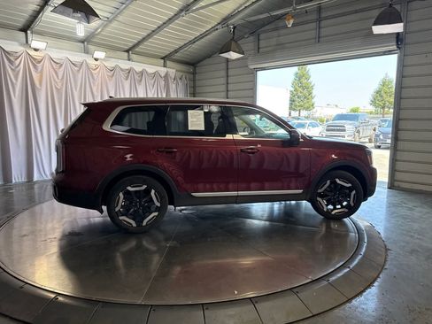 Used 2023 Kia Telluride EX w/ EX Captain's Chair Package FWD image 3