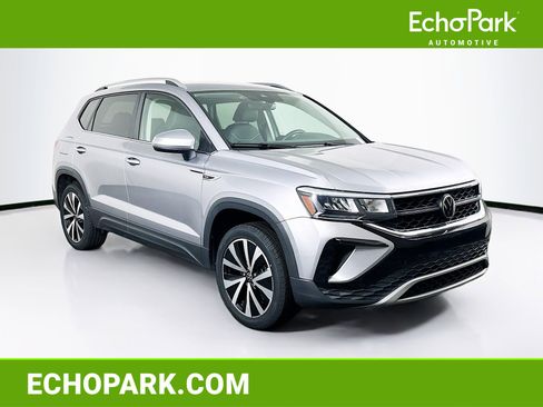 Used 2024 Volkswagen Taos SE FWD image 1
