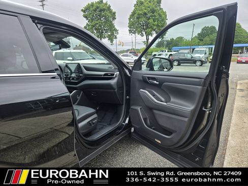 Used 2022 Toyota Highlander XLE AWD/4WD image 23