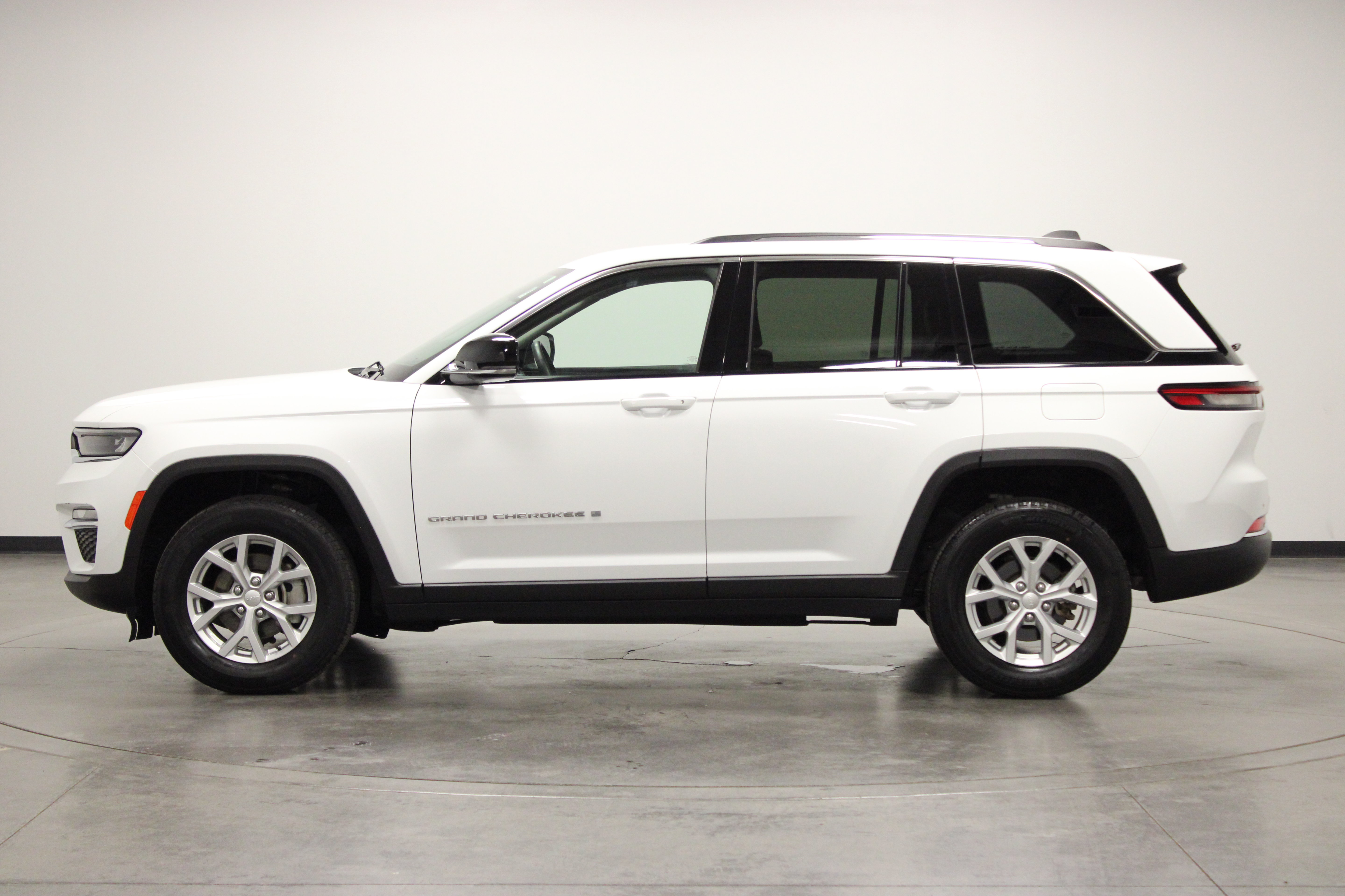 Used 2023 Jeep Grand Cherokee Limited AWD/4WD image 5