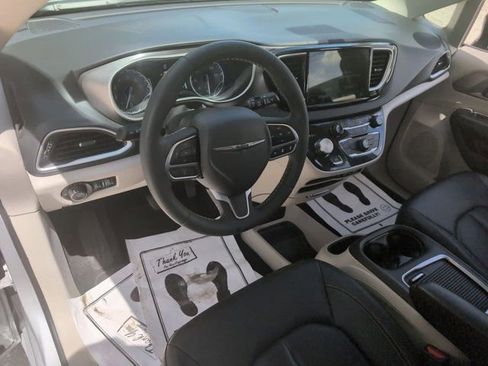 Used 2024 Chrysler Pacifica Touring-L FWD image 15