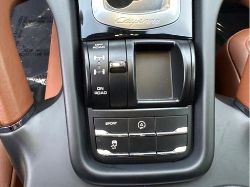 Used 2017 Porsche Cayenne Platinum Edition image 22