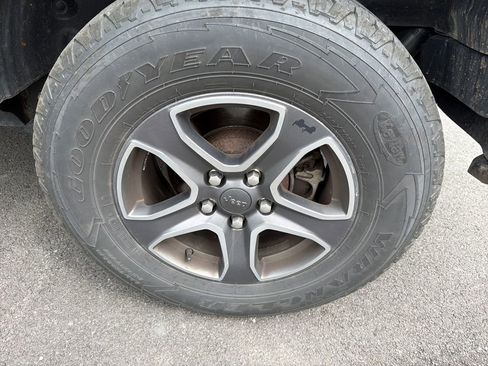Used 2019 Jeep Wrangler Sport AWD/4WD image 9