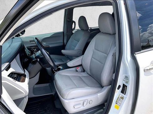 Used 2020 Toyota Sienna XLE FWD image 24