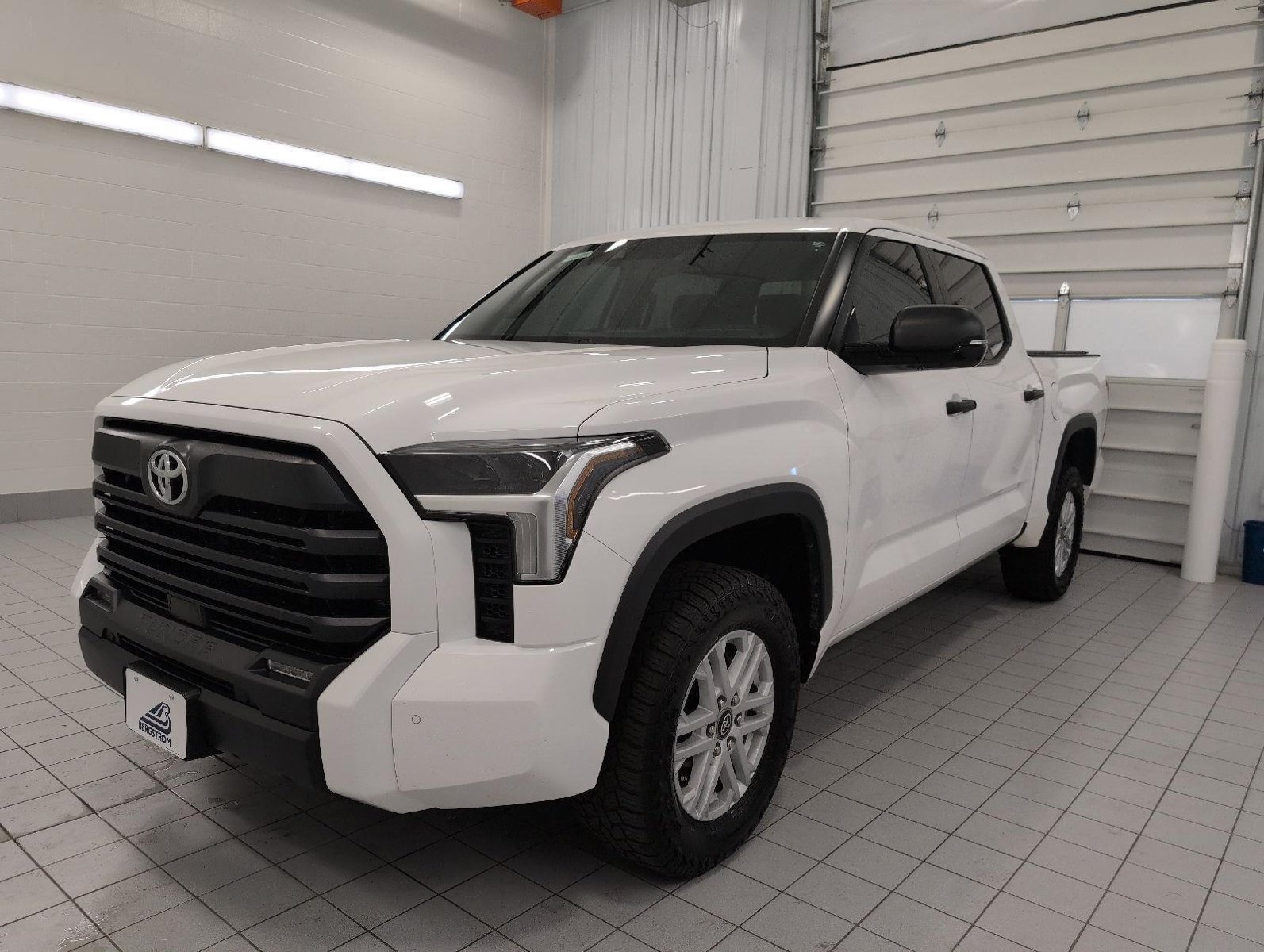 Used 2025 Toyota Tundra SR5 w/ SR5 Convenience Package AWD/4WD image 13