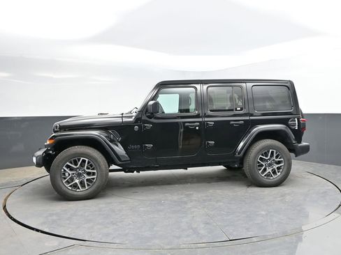 Used 2025 Jeep Wrangler Unlimited Sahara AWD/4WD image 6