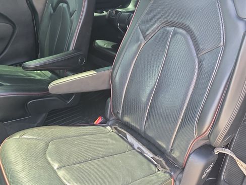 Used 2020 Chrysler Pacifica Limited FWD image 28