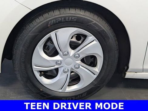 Used 2017 Chevrolet Cruze LS FWD image 4