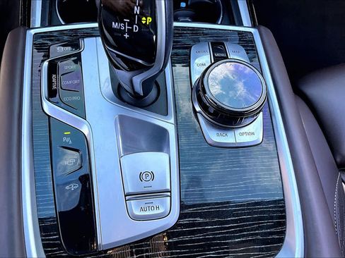 Used 2022 BMW 740i w/ Luxury Rear Seating Package image 32