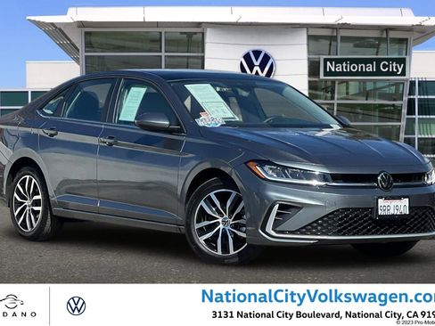 Certified 2025 Volkswagen Jetta SE image 1