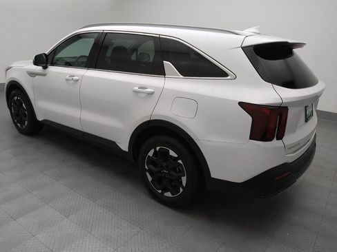 Used 2024 Kia Sorento S image 3