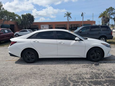 Used 2023 Hyundai Elantra SEL w/ Preferred Accessory Package FWD image 4