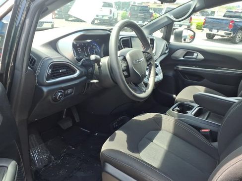 Used 2023 Chrysler Pacifica Touring FWD image 6