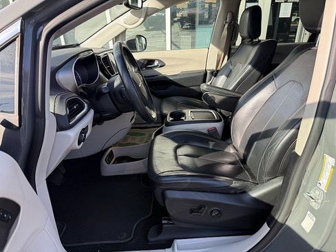 Used 2022 Chrysler Pacifica Touring-L w/ Uconnect Theater Family Group FWD image 21