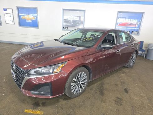 Used 2024 Nissan Altima 2.5 SV FWD image 3