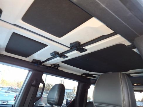 Used 2025 Ford Bronco Badlands image 14