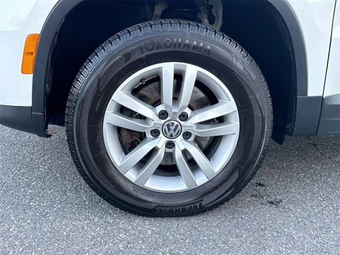 Used 2017 Volkswagen Tiguan S image 18