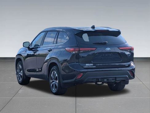 Used 2023 Toyota Highlander XLE AWD/4WD image 3