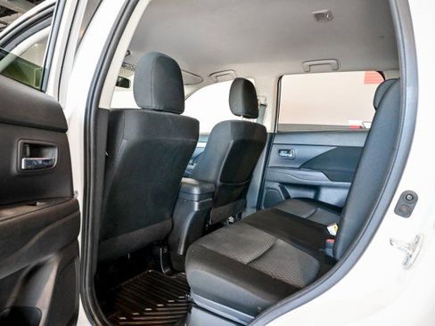 Used 2014 Mitsubishi Outlander SE AWD/4WD image 18
