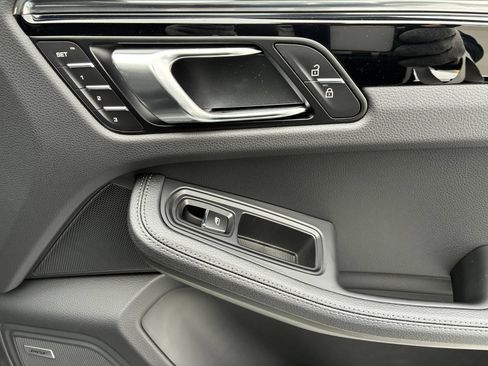 Certified 2026 Porsche Macan AWD/4WD image 11
