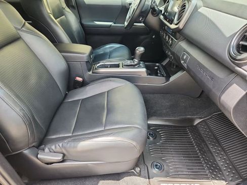 Used 2019 Toyota Tacoma TRD Sport w/ TRD Premium Sport Package AWD/4WD image 27