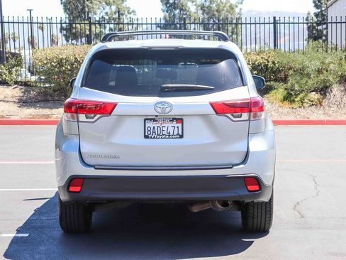 Used 2017 Toyota Highlander LE w/ Carpet Mat Package FWD image 6