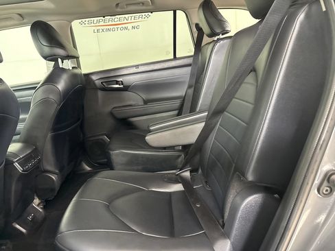Used 2025 Toyota Highlander XLE AWD/4WD image 27