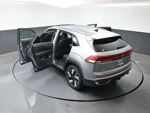 Used 2025 Volkswagen Atlas Cross Sport SE FWD image 60