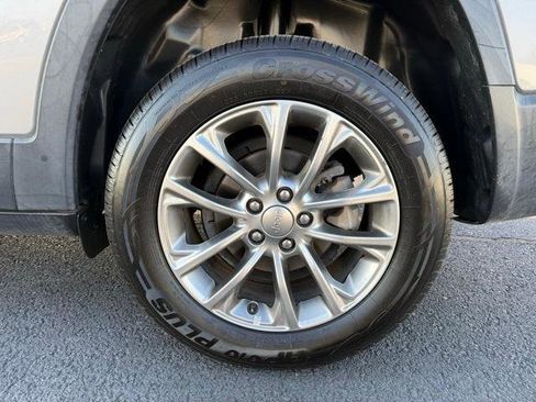 Used 2019 Jeep Cherokee Latitude Plus image 16