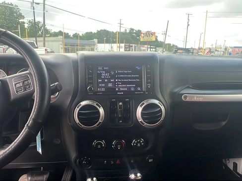 Used 2018 Jeep Wrangler Unlimited Sahara AWD/4WD image 21