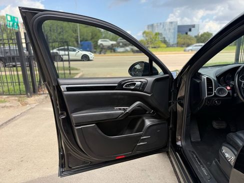 Used 2017 Porsche Cayenne Platinum Edition image 11