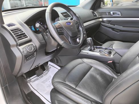 Used 2018 Ford Explorer XLT w/ Equipment Group 202A AWD/4WD image 11