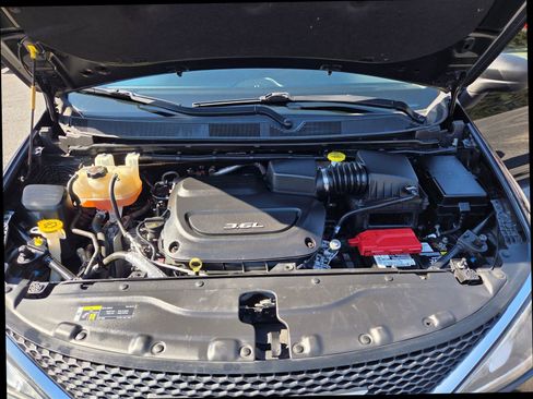 Used 2018 Chrysler Pacifica Touring Plus w/ Tire & Wheel Group image 31