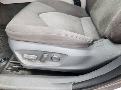 Used 2019 Toyota Camry LE FWD image 19