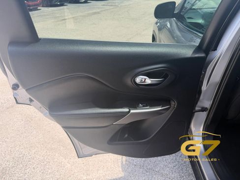 Used 2019 Jeep Cherokee Latitude w/ Popular Appearance Group FWD image 15