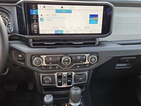 New 2025 Jeep Gladiator Sport AWD/4WD image 17
