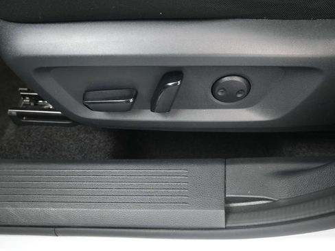 Used 2025 Nissan Rogue SV AWD/4WD image 13