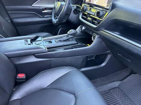 Certified 2024 Toyota Grand Highlander AWD image 18