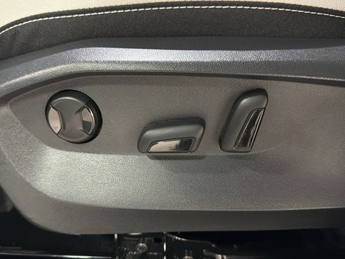 Used 2025 Volkswagen Taos SE image 17