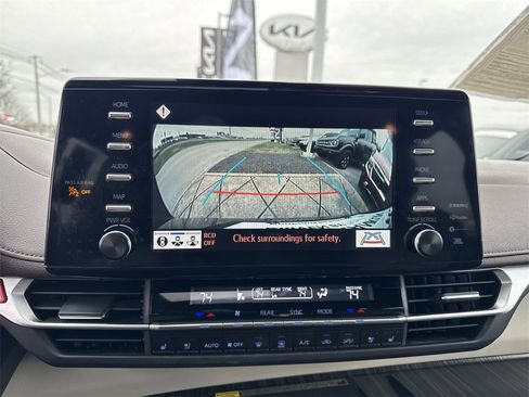 Used 2023 Toyota Sienna Platinum image 17