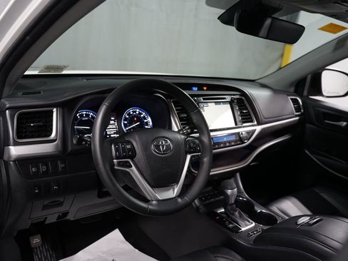 Used 2017 Toyota Highlander Limited FWD image 11