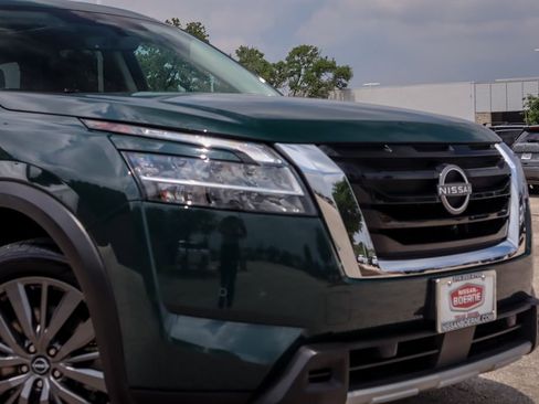 Used 2024 Nissan Pathfinder SL w/ SL Premium Package image 3