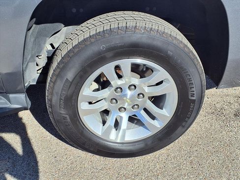 Used 2018 Chevrolet Suburban LT image 25