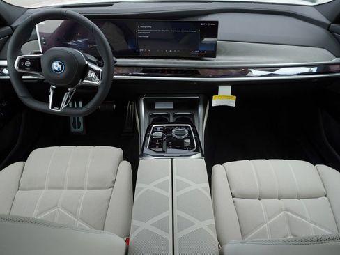 Used 2024 BMW i7 xDrive60 AWD/4WD image 2