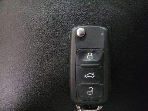 Used 2018 Volkswagen Passat 2.0T SE FWD image 32