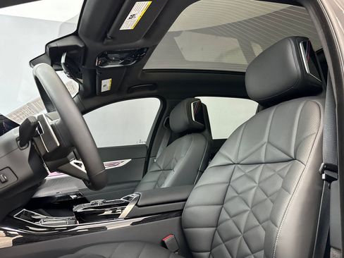 Used 2025 BMW 740i w/ Premium Package image 5