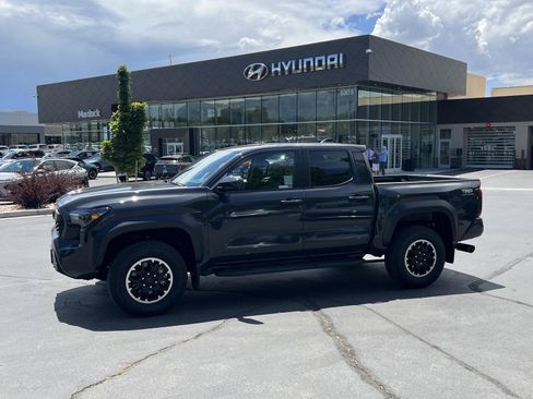 Used 2025 Toyota Tacoma TRD Off-Road AWD/4WD image 1