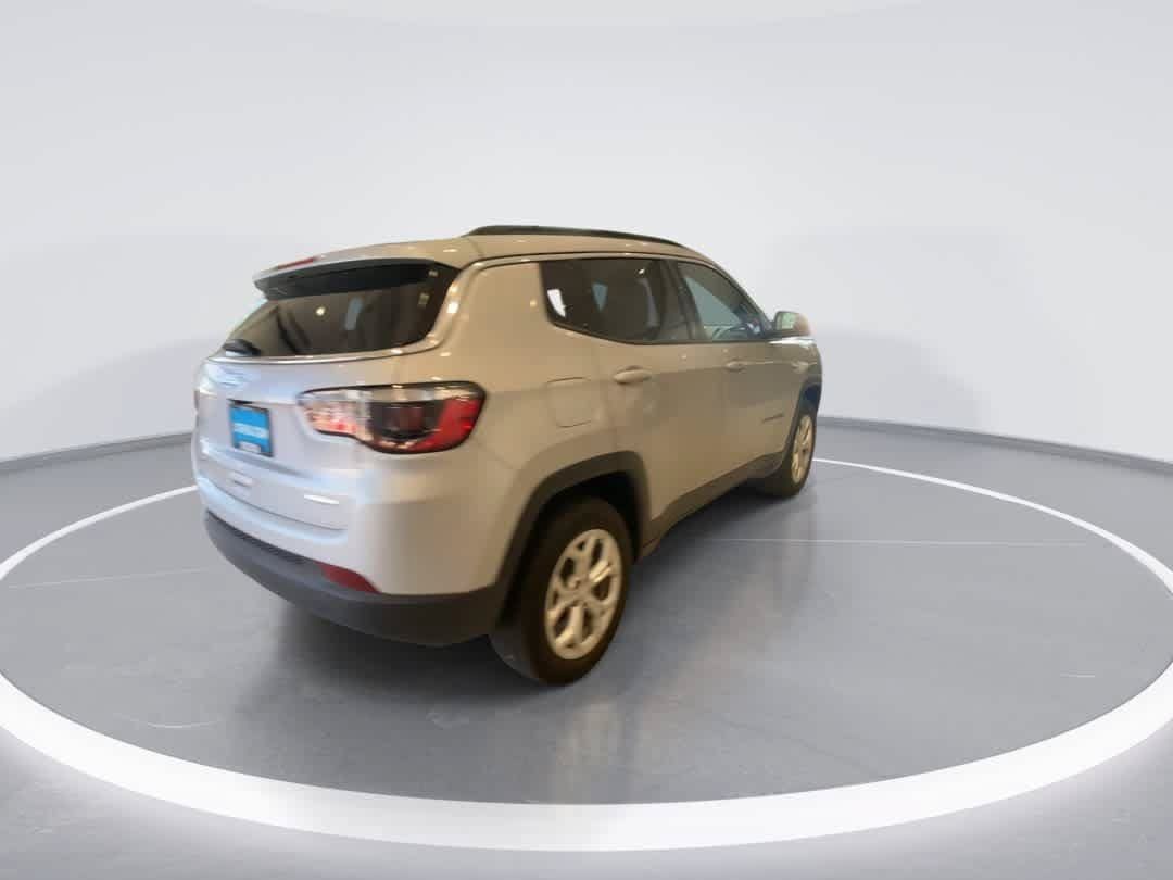 Used 2024 Jeep Compass Latitude AWD/4WD image 8